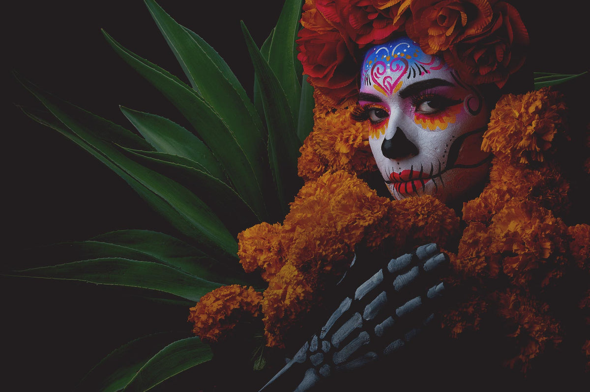 Festive_Dia_de_los_Muertos_woman_in_traditional_makeup